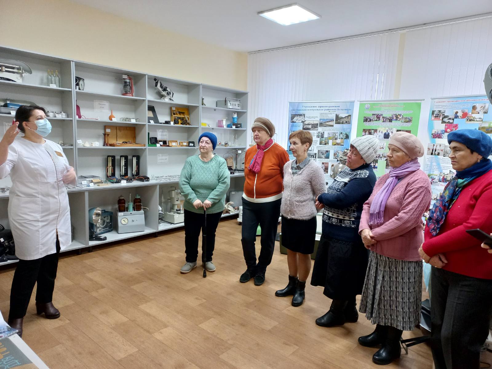 Экскурсия ветеранов труда в музей здравоохранения Щучинщины