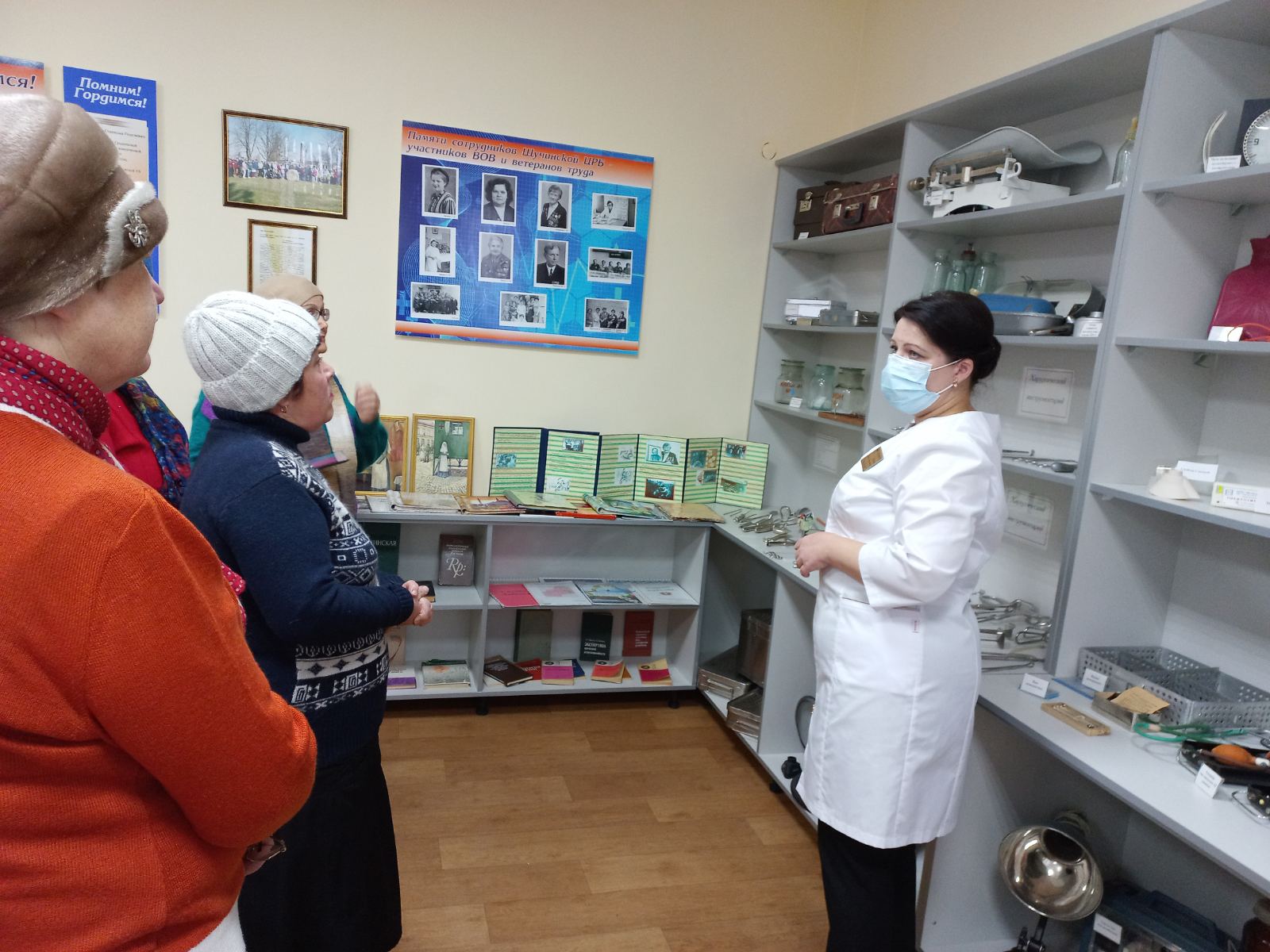 Экскурсия ветеранов труда в музей здравоохранения Щучинщины