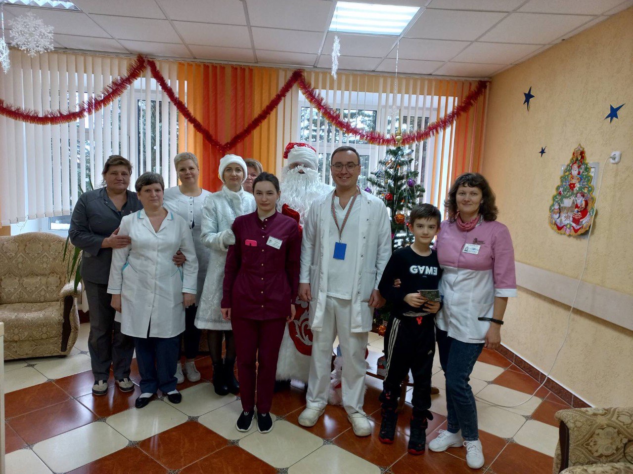 Дед Мороз и Снегурочка поздравили сотрудников УЗ «Щучинская ЦРБ с наступающим Новым годом!