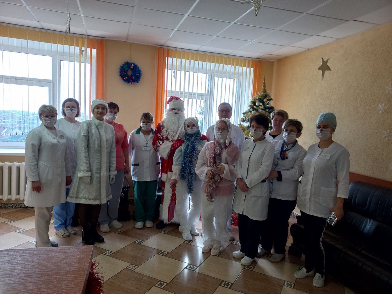 Дед Мороз и Снегурочка поздравили сотрудников УЗ «Щучинская ЦРБ с наступающим Новым годом!