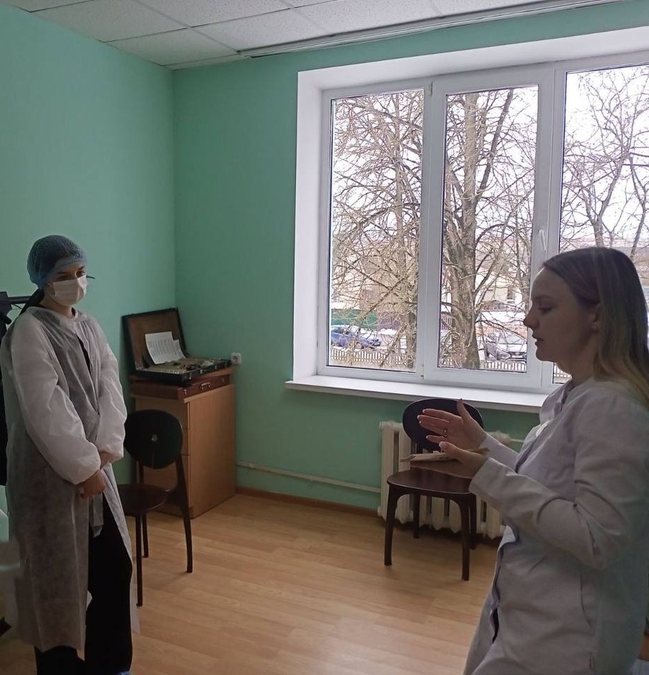 «Шаг к медицине: учащиеся 10-х классов ГУО «Гимназия г. Щучина посетили районную поликлинику»