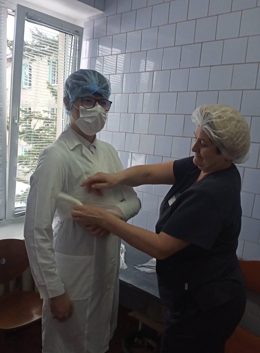 «Шаг к медицине: учащиеся 10-х классов ГУО «Гимназия г. Щучина посетили районную поликлинику»